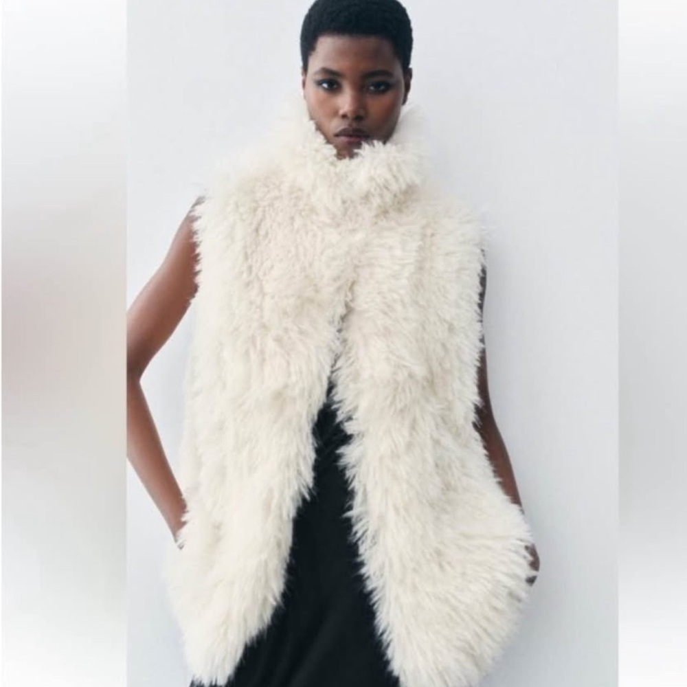 NEW ZARA LUXURY FAUX FUR VEST SIZE
S